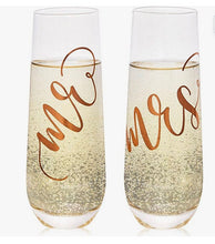 Load image into Gallery viewer, Set of 2 - Wedding Champagne Flutes, Mr and Mrs Personalized Champagne Glass, Wedding Toasting Flutes, Wedding Flute, Gift for Couples
